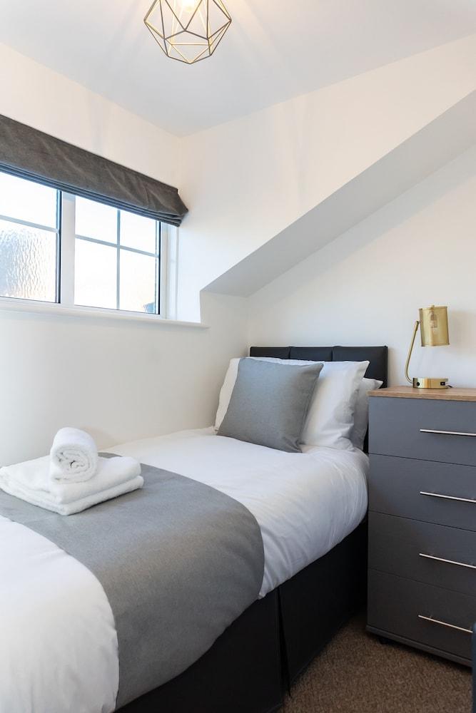 Stunning 4 Bed Sleeps 8 Cottage Parking