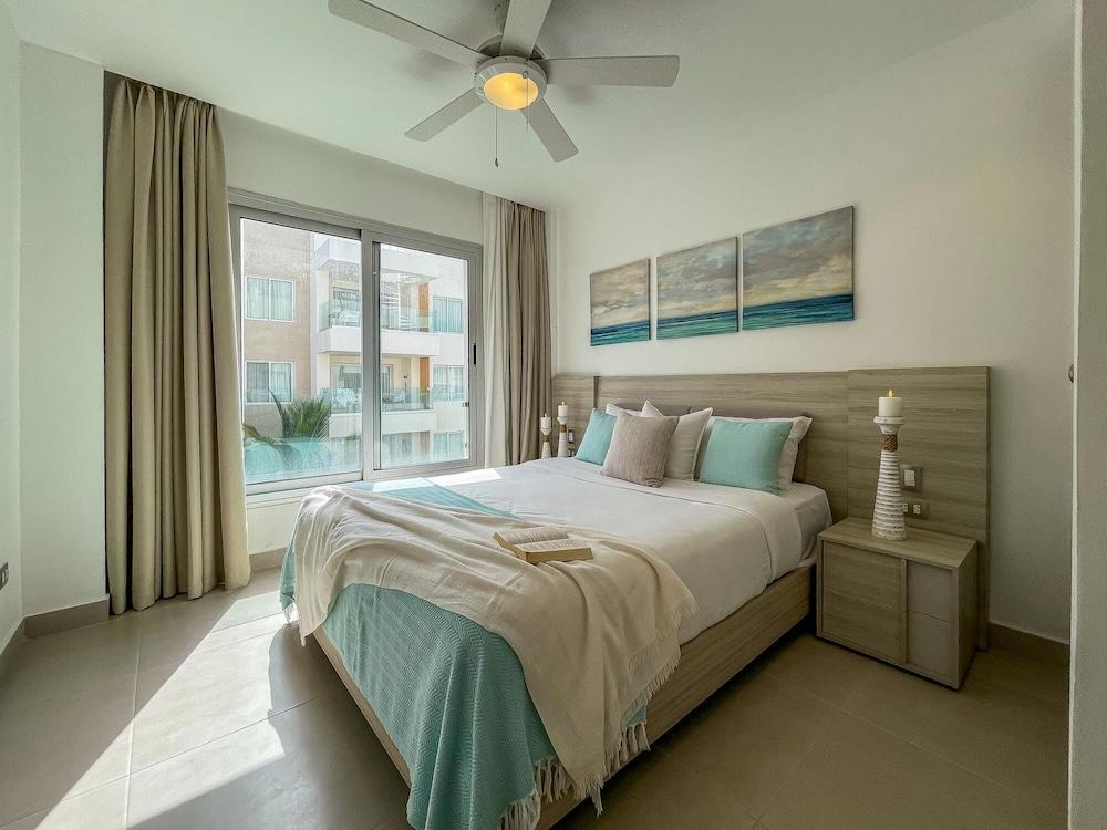 Luxury 2 bed Condo Just Steps From the Beach