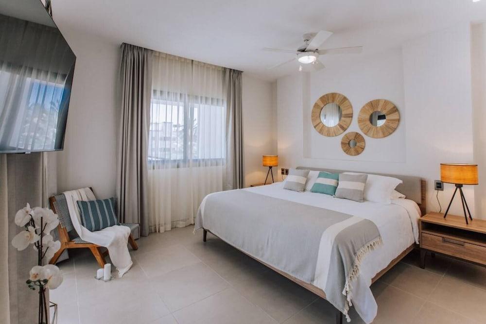 Amazing Condo With Picuzzi Steps From the Beach