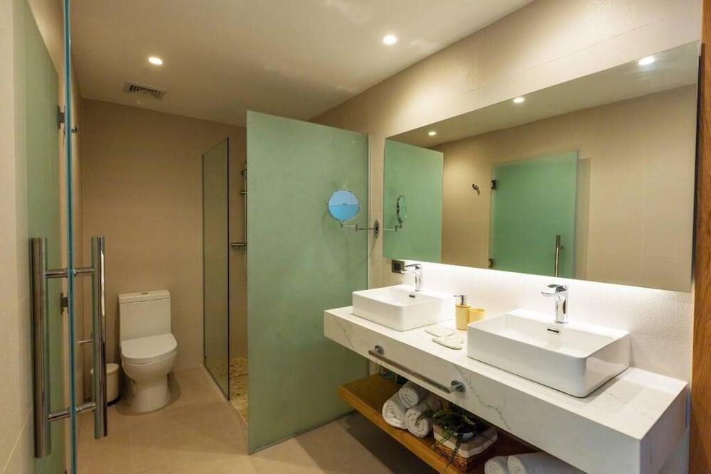 Modern and Spacious Condo Steps From the Beach