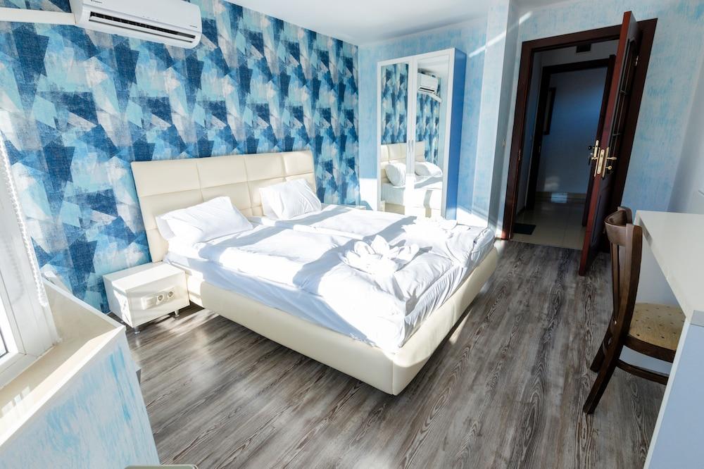 Sea and Mountain - Jar House