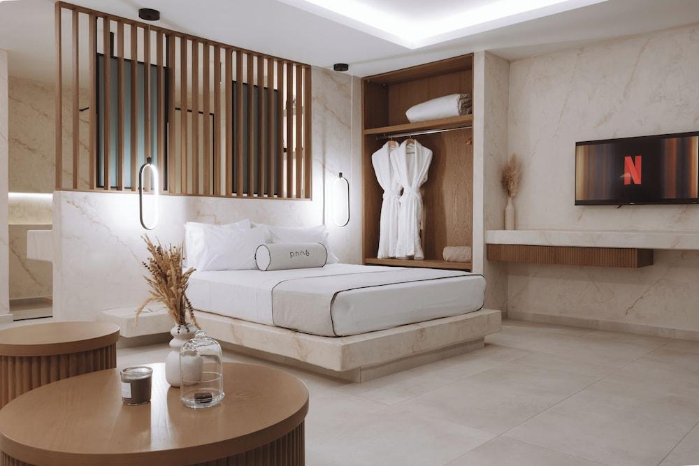 Pnoé Luxury Suites