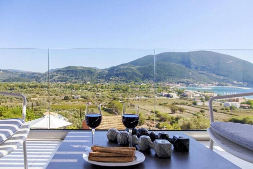 Villa O OFF White in Lefkada