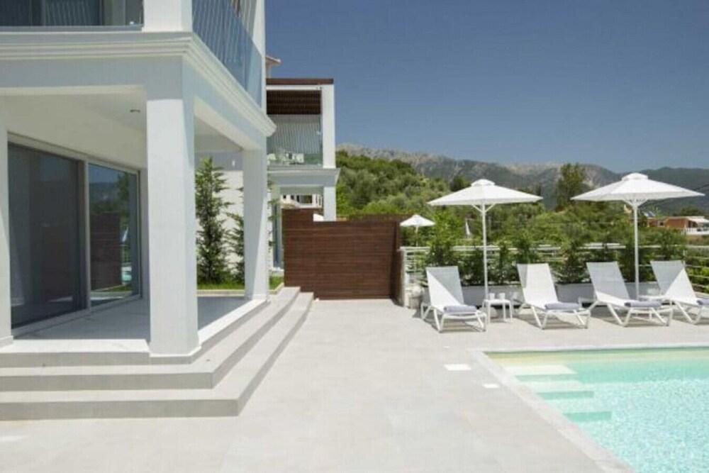 Villa O OFF White in Lefkada