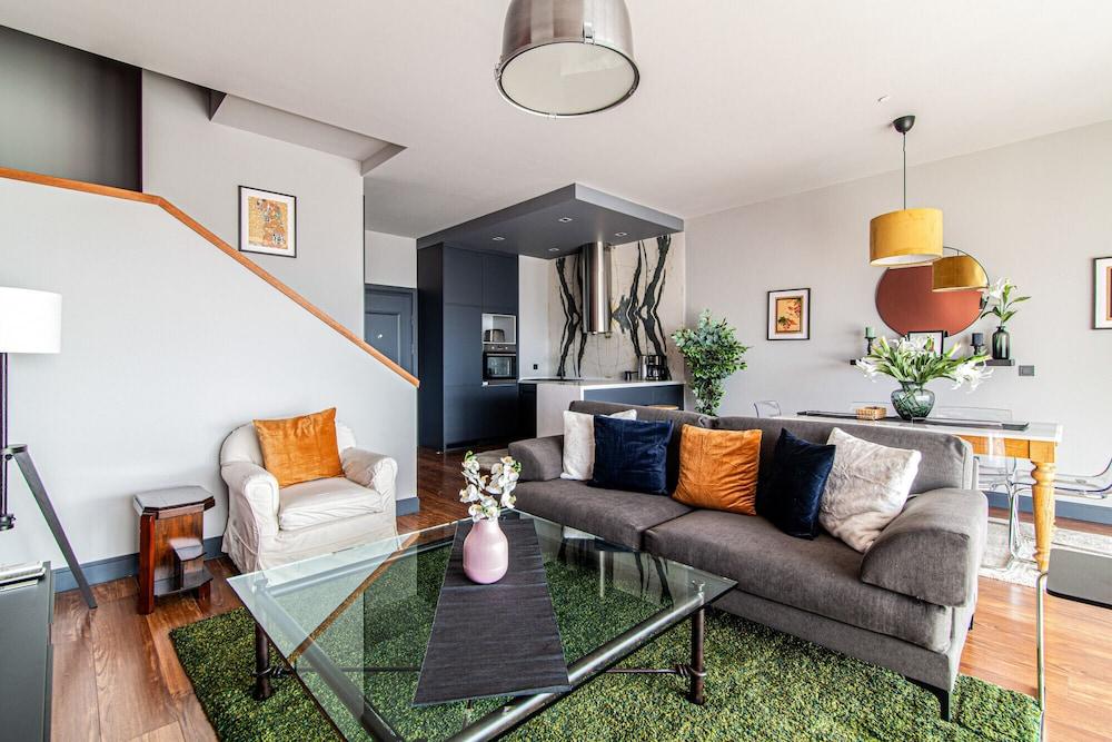 Centrally Located Flat With Balcony in Beyoglu