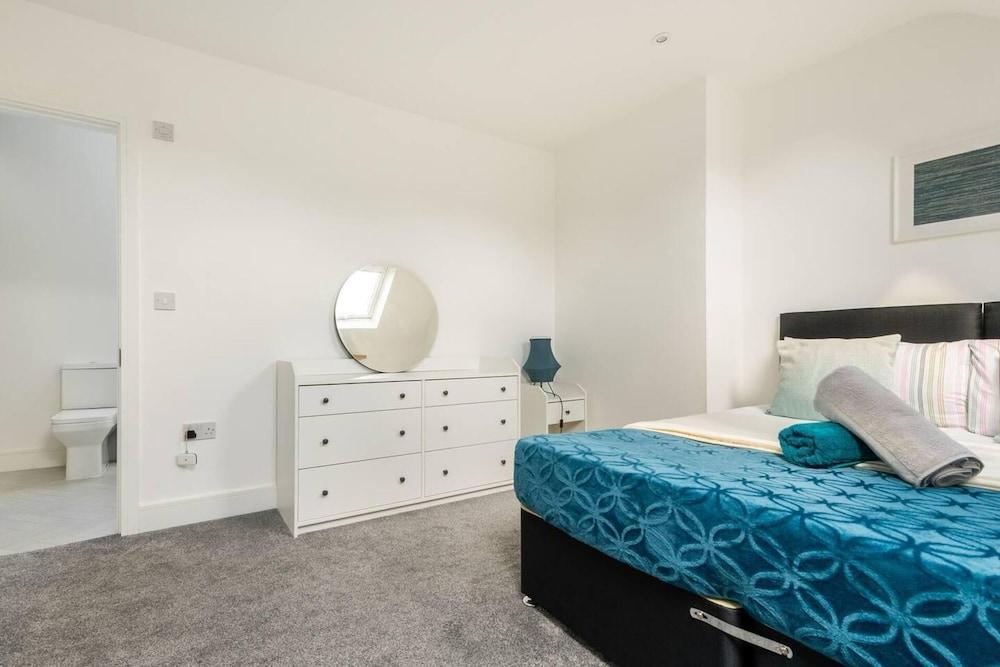 Modern Apartment, Castle View Rochester, England