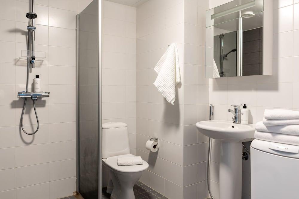 1br apartment with balcony by university