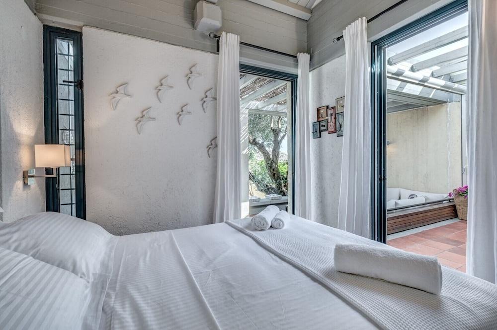 Barbati Luxury House by Cofuescapes