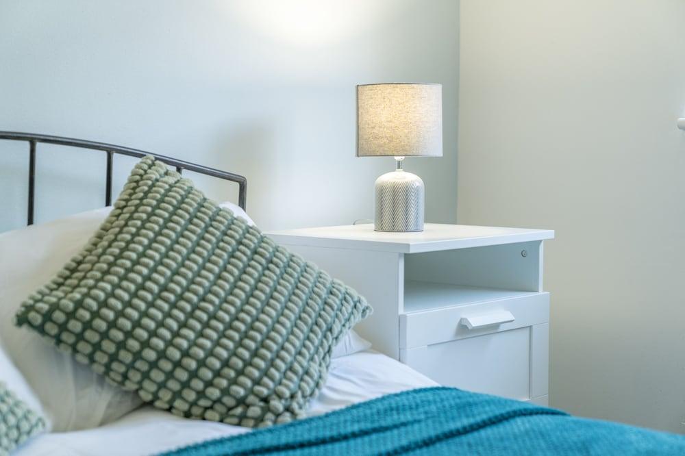 Crawley Pet Friendly 1-Bedroom Apartment