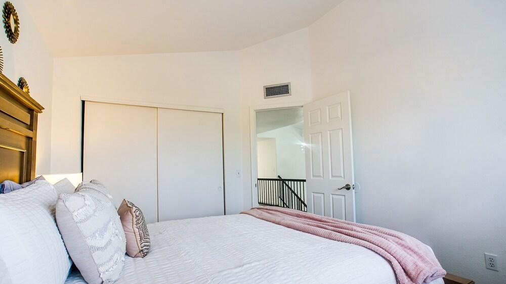 Windsor Phoenix 4 Bedroom Home by Redawning