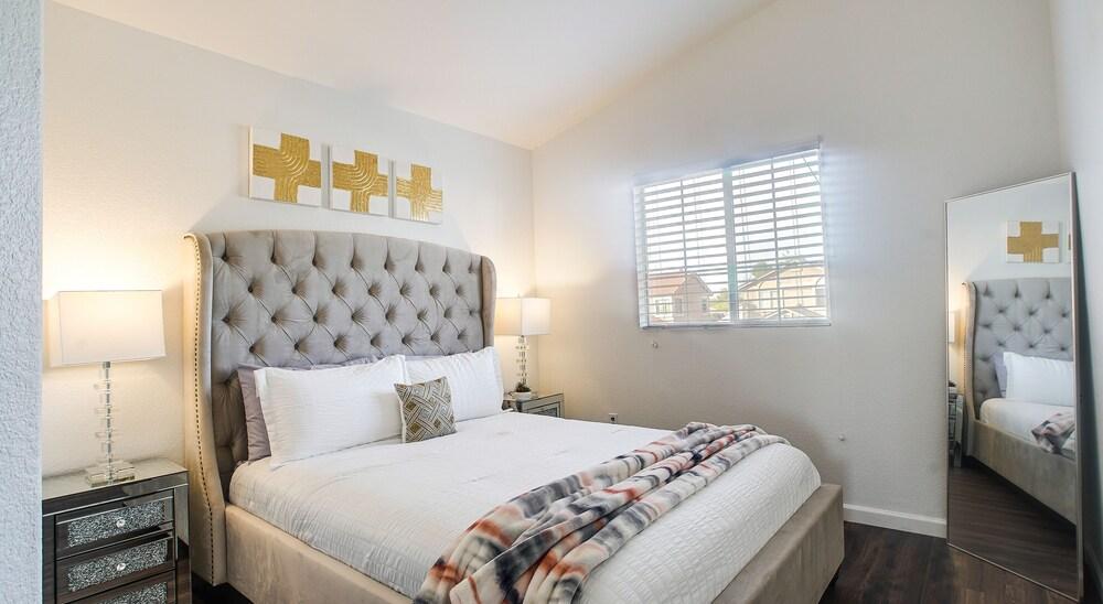 Windsor Phoenix 4 Bedroom Home by Redawning