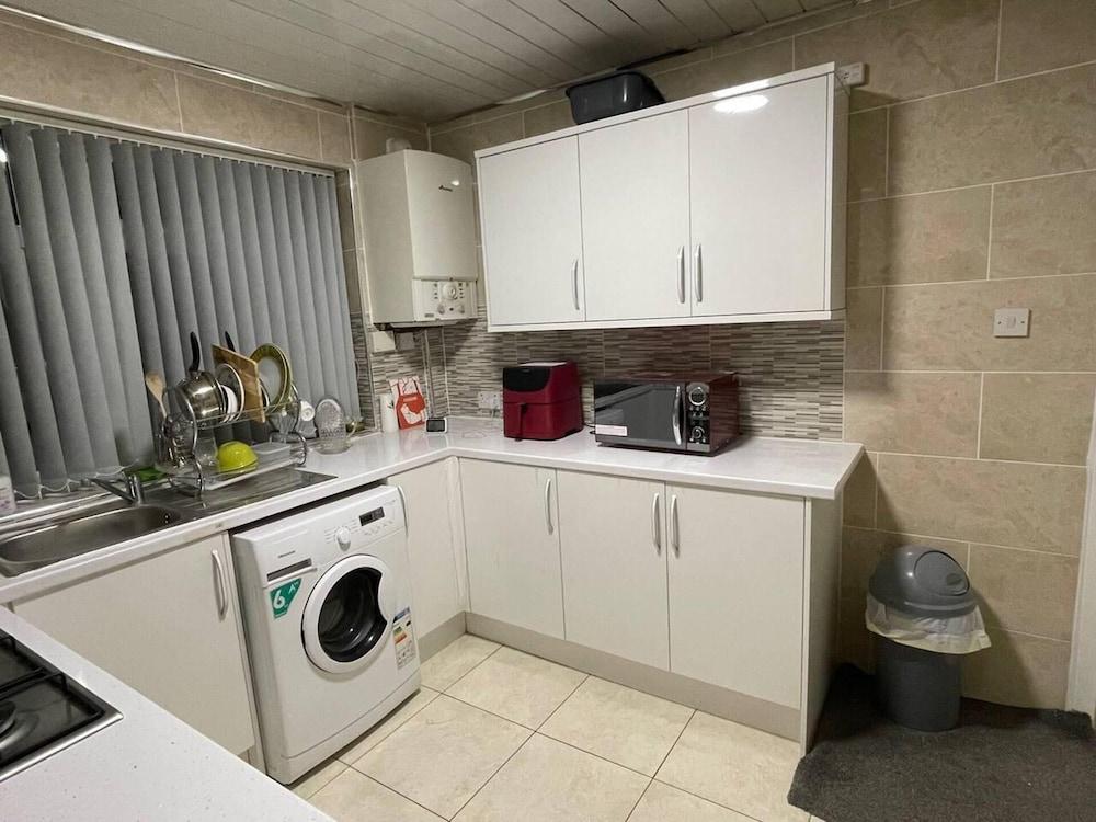 3-bed House - Sleeps 5 With Free Parking