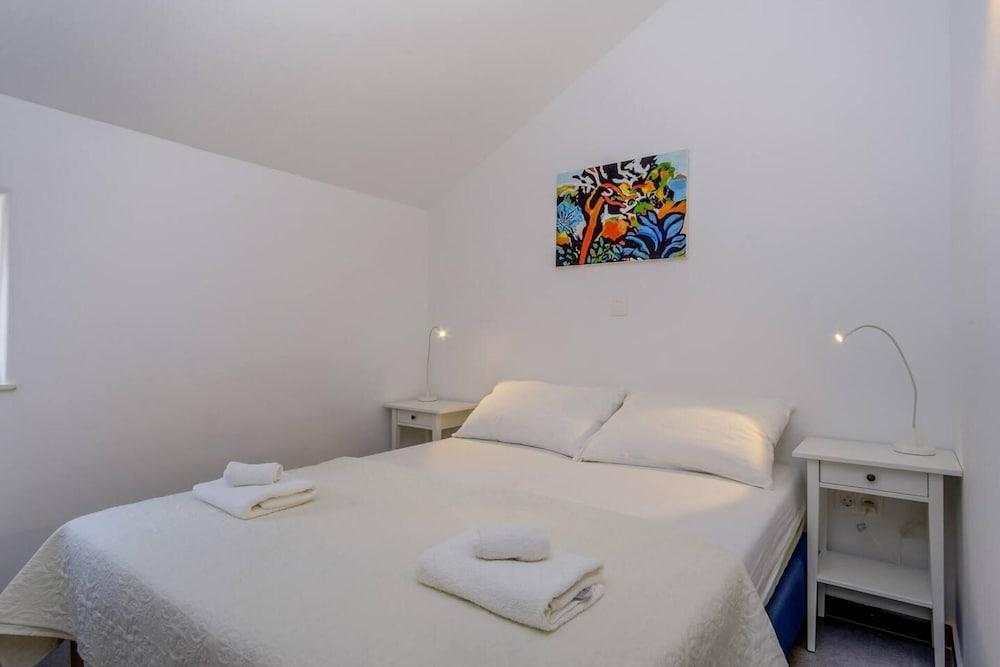 Impeccable 4-bed Apartment in Osor