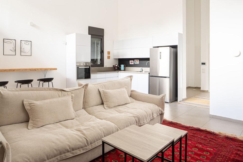 Cozy 2BDR with Parking