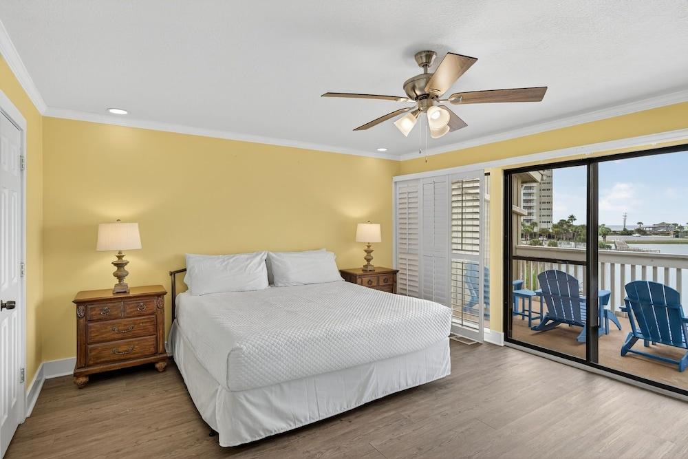 Cajun Respite 3 Bedroom Condo by RedAwning