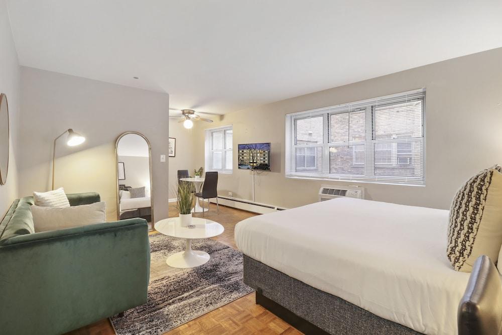 Fully Furnished Studio Apt in Lakeview