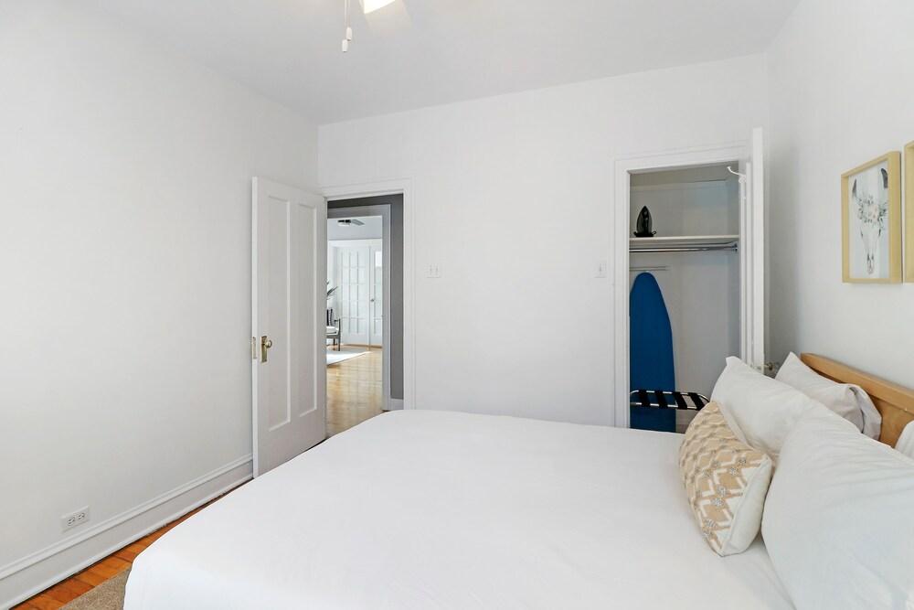 3BR Sunny and Spacious Apt in Lakeview