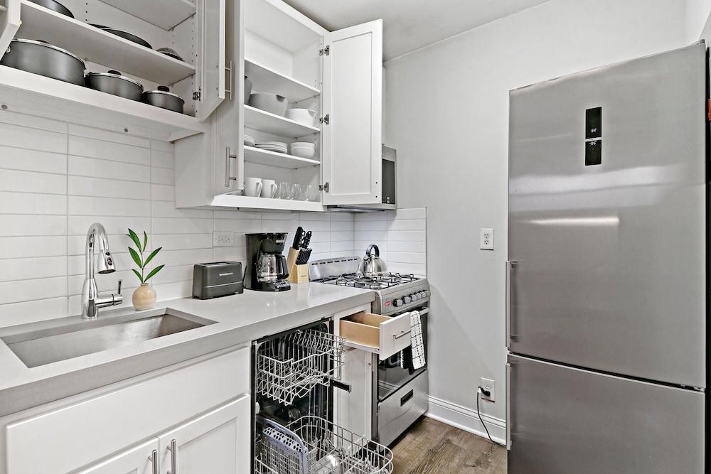 Stylish & Furnished Studio in Lakeview