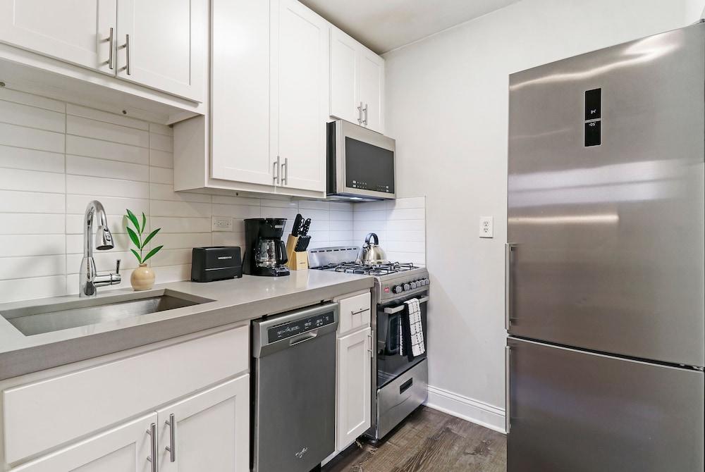 Stylish & Furnished Studio in Lakeview