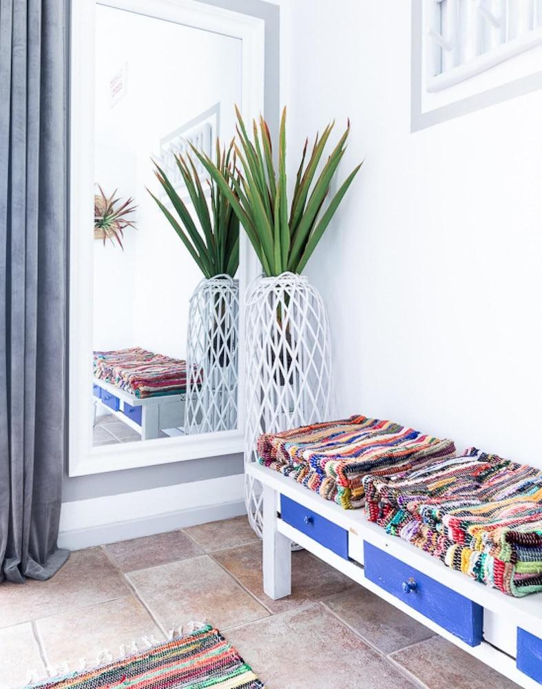 Juniper House - Charming 3 bed Villa With sea View