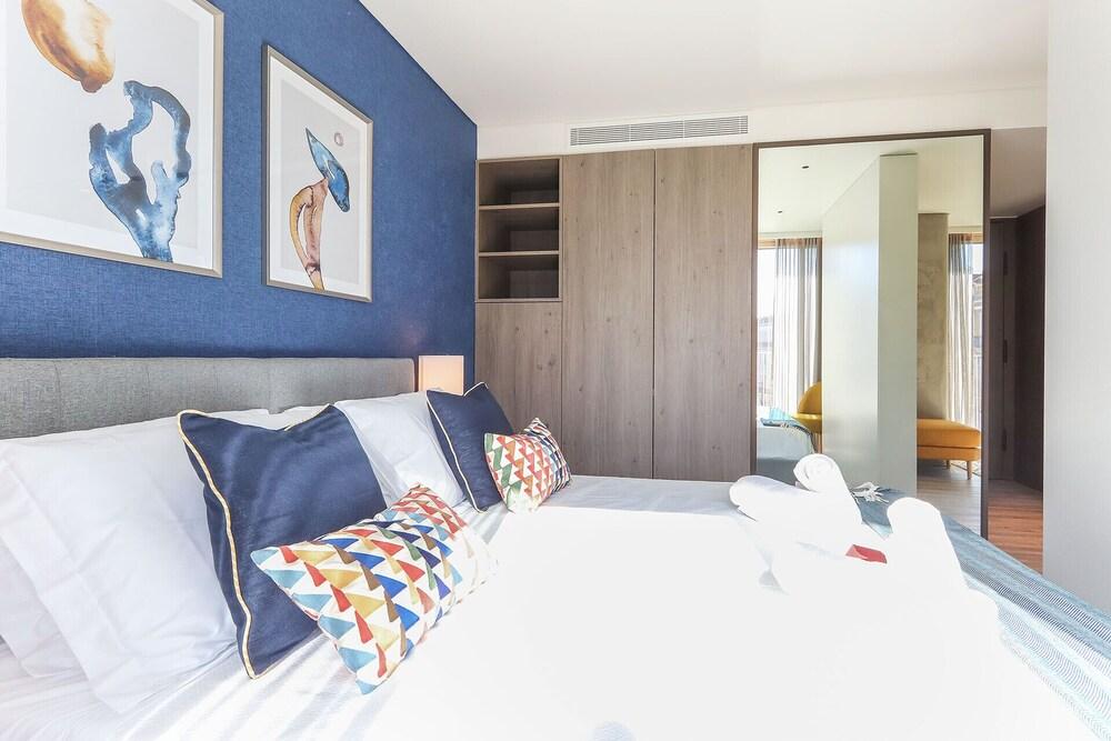 Modern Parliament by Homing