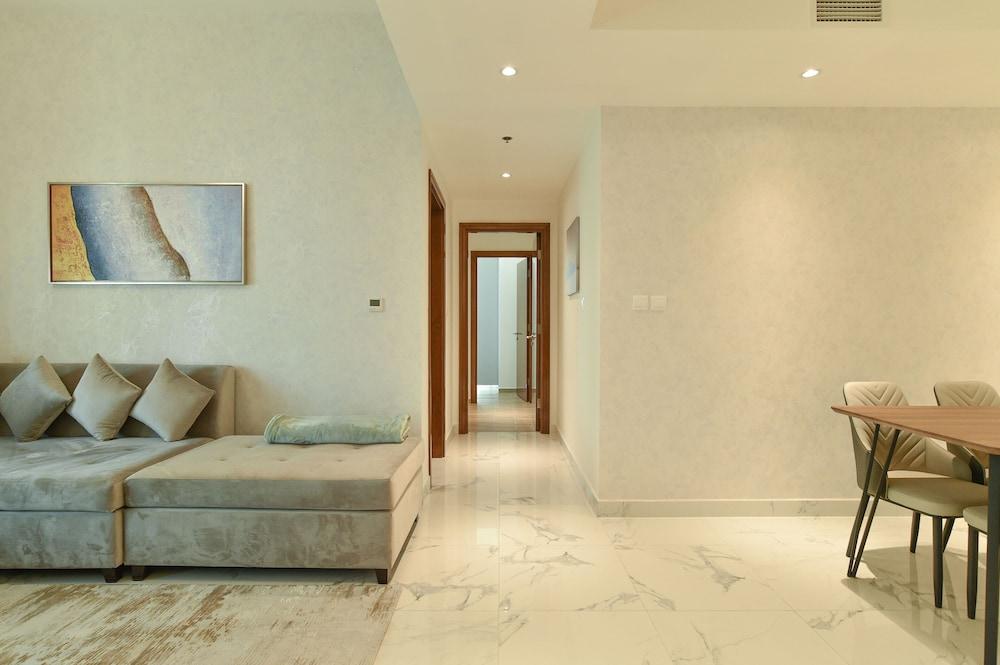 Dubai Canal View 1 BR Premium Apartment - AMN