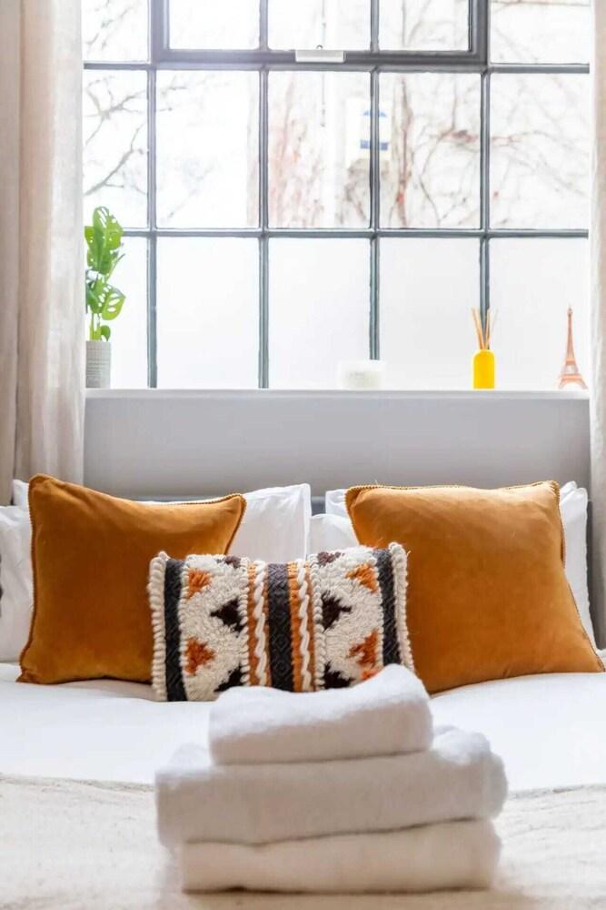 Bright and Stylish 2 Bedroom Flat in Chiswick