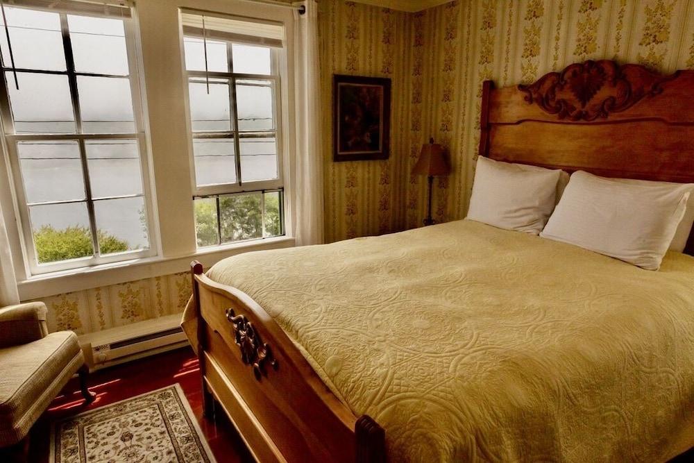 The Historic Requa Inn