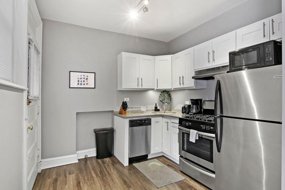 Private 1BR Apt near Shops in Lakeview