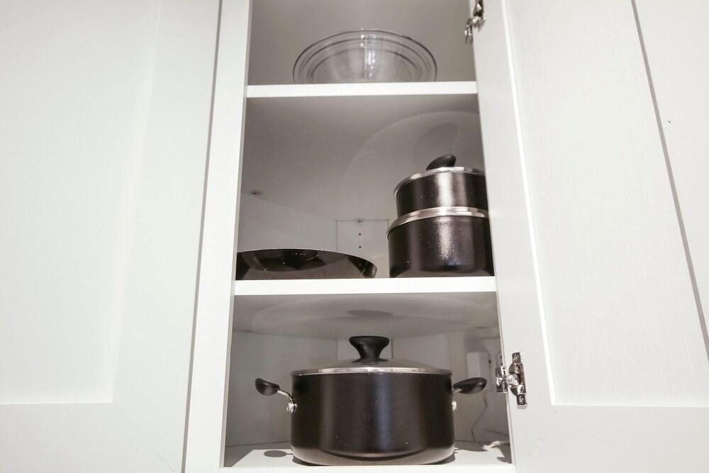 Private 1BR Apt near Shops in Lakeview