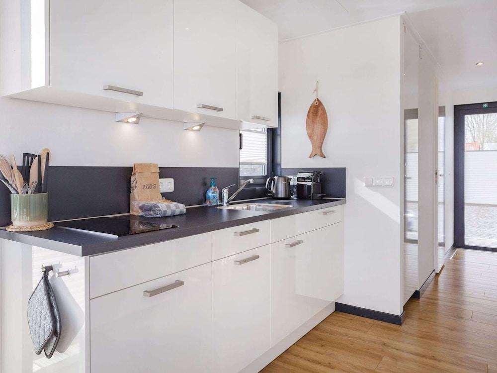 Houseboat Sneekermeer With Garden and Views