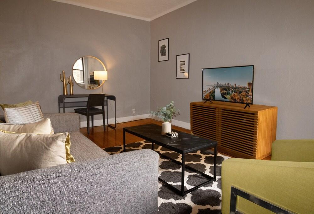 1BR Contemporary Lovely Apt in Lakeview