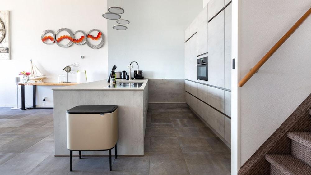 Spacious Flat With Views of the Harbour