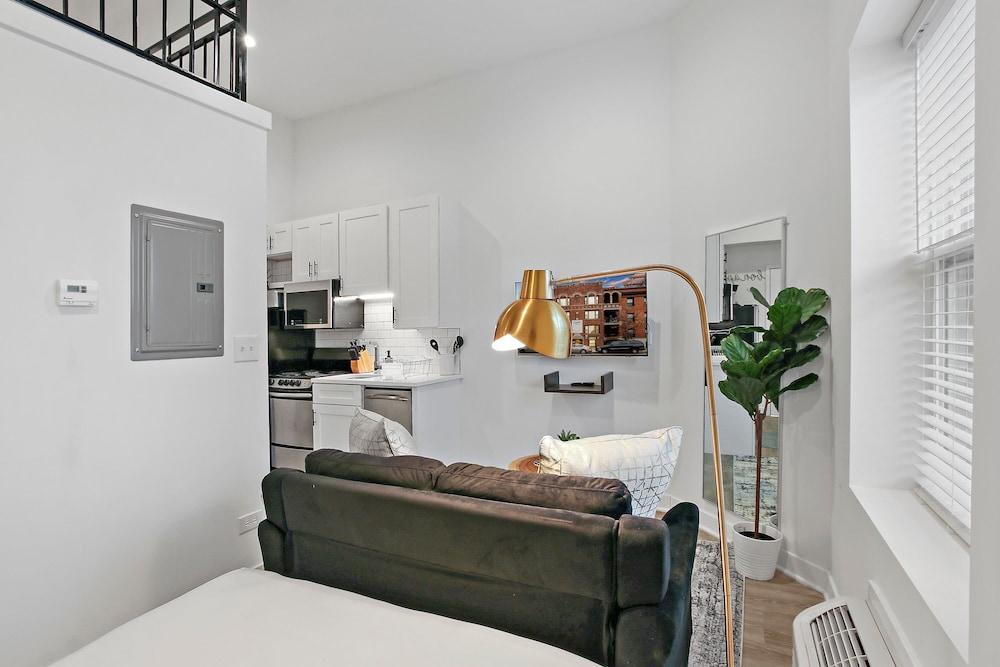 Elite Studio Apt near Shops in Uptown