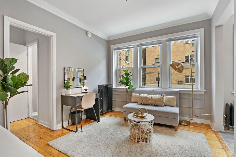 Minimalist Studio Apt in Edgewater