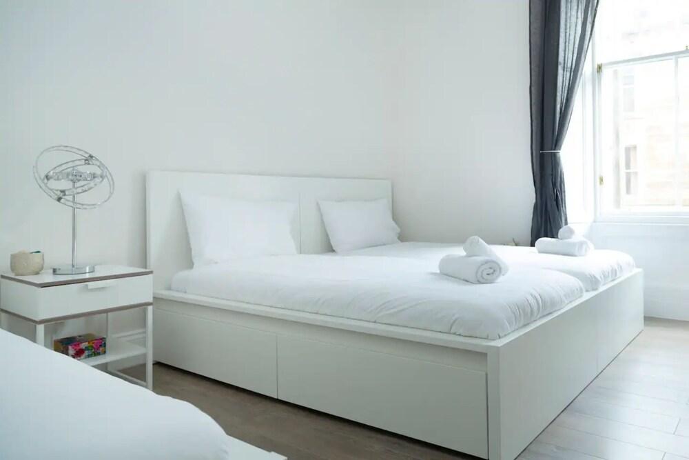 Bright 2 Bedroom Flat Next to Meadows Park