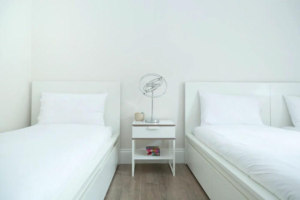 Bright 2 Bedroom Flat Next to Meadows Park