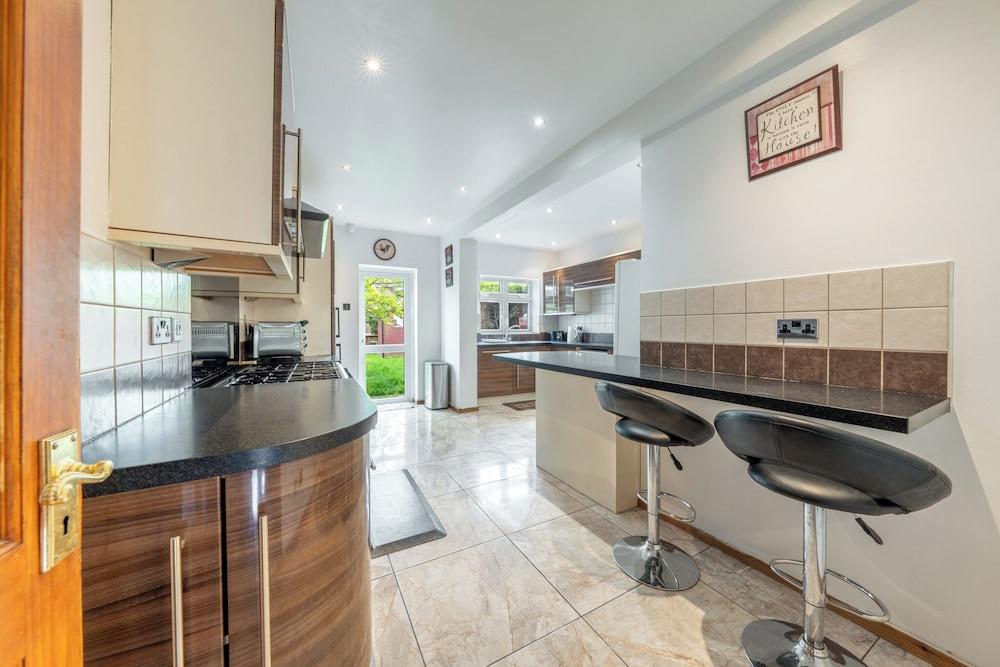 House - Sleeps 10 - Garden - Parking