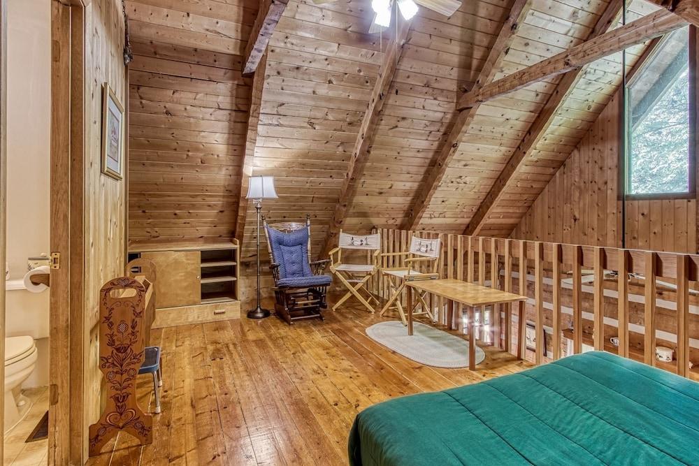 Valhalla - Private Rustic Getaway 2 Bedroom Cabin by RedAwning