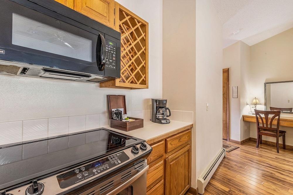 Boulder Brook On Fall River - Spa Suite 2 Condo by Redawning