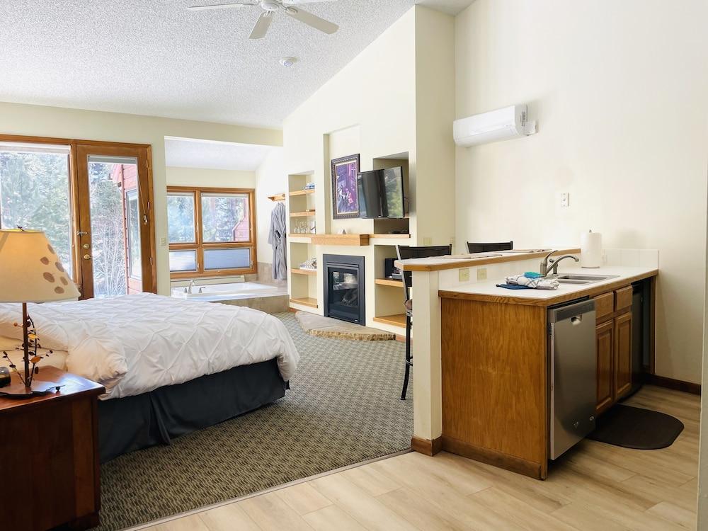 Boulder Brook On Fall River - Spa Suite 5 Condo by Redawning