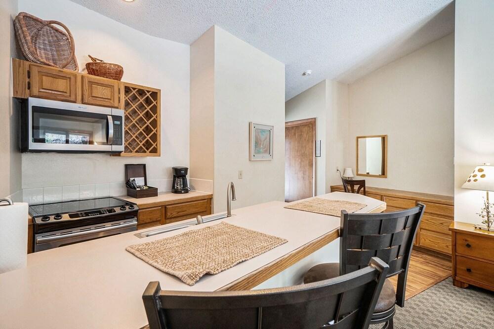 Boulder Brook On Fall River - Spa Suite 6 Condo by Redawning