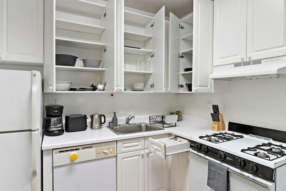 Darling 1BR Apartment in Lakeview