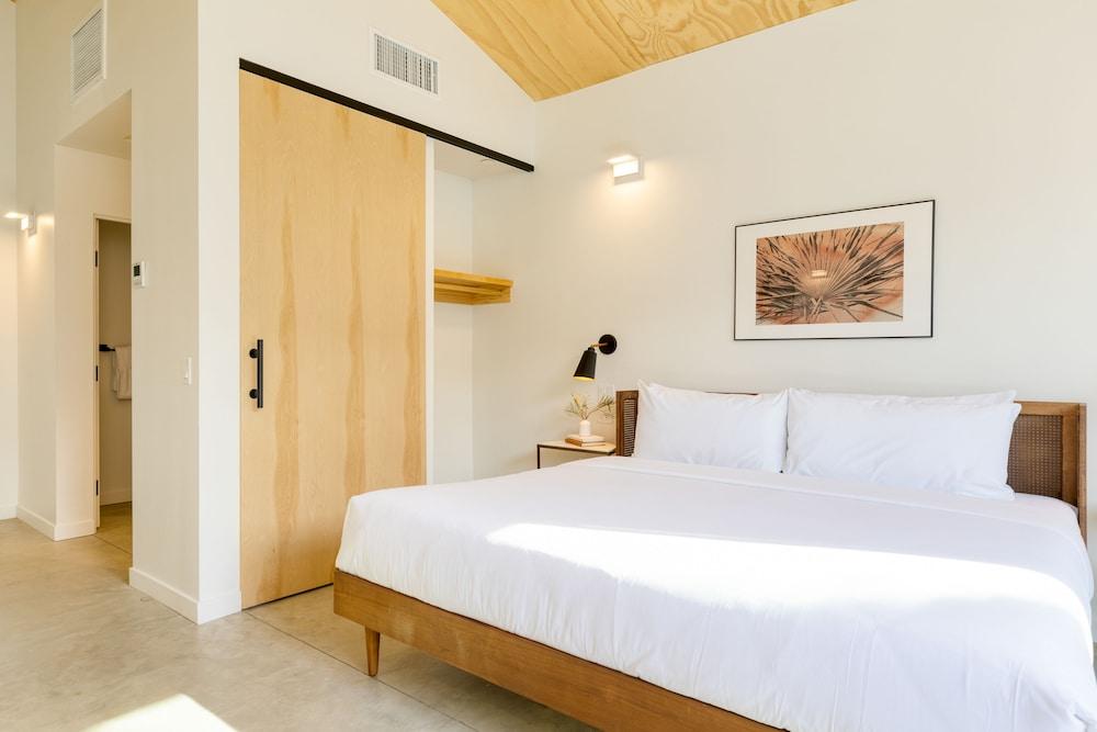 Blackhaus Suites by AvantStay – Modern Comfort in Downtown Palm Springs