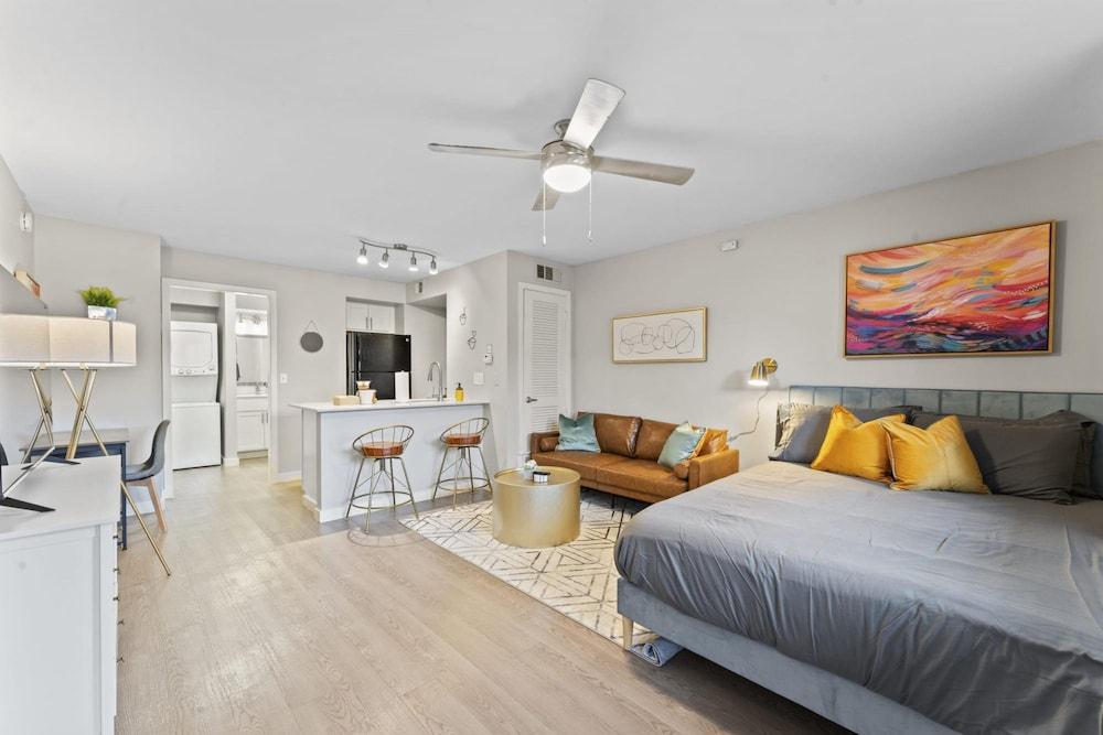 Charming Studio Close to Downtown and Domain