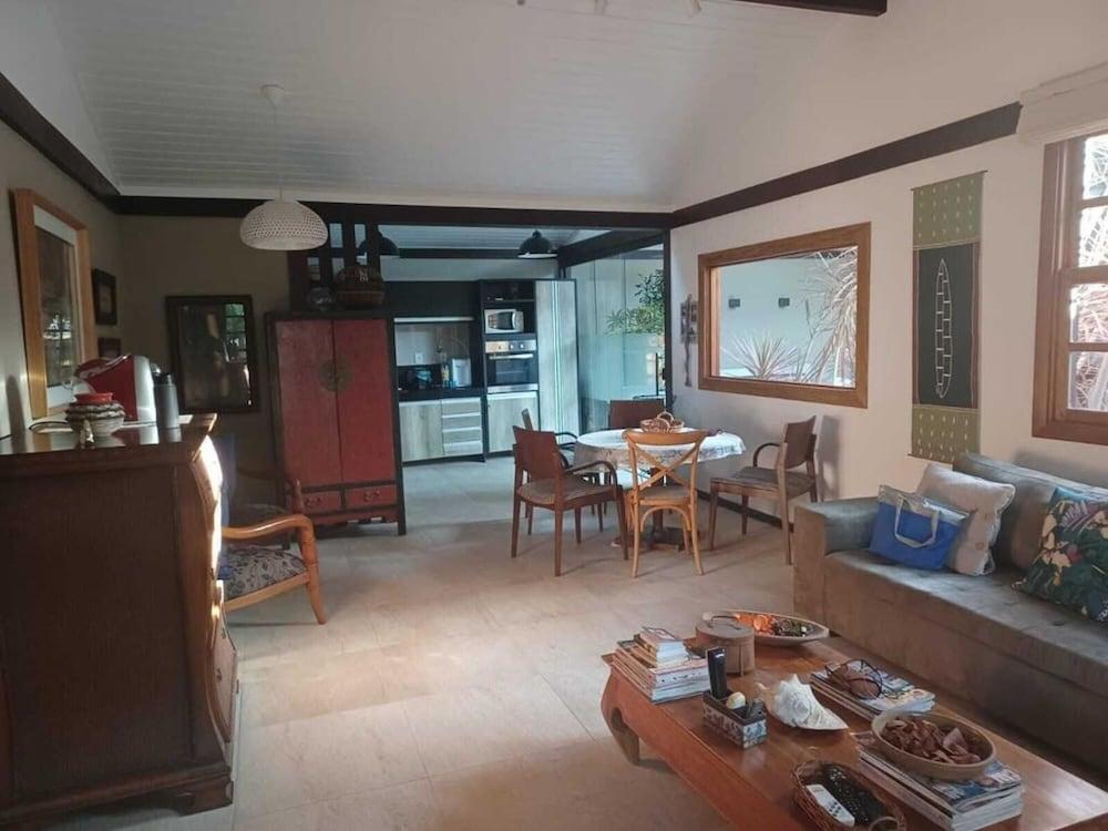 Casa Espetacular com rea Gourmet e Perto da Praia