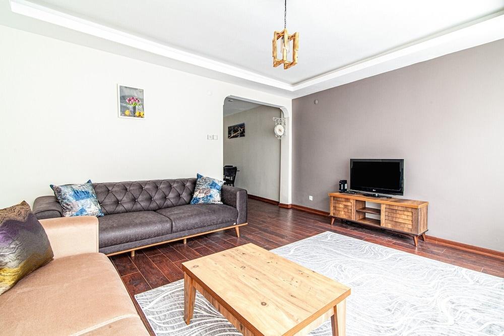 Comfy Flat With Balcony in Uskudar