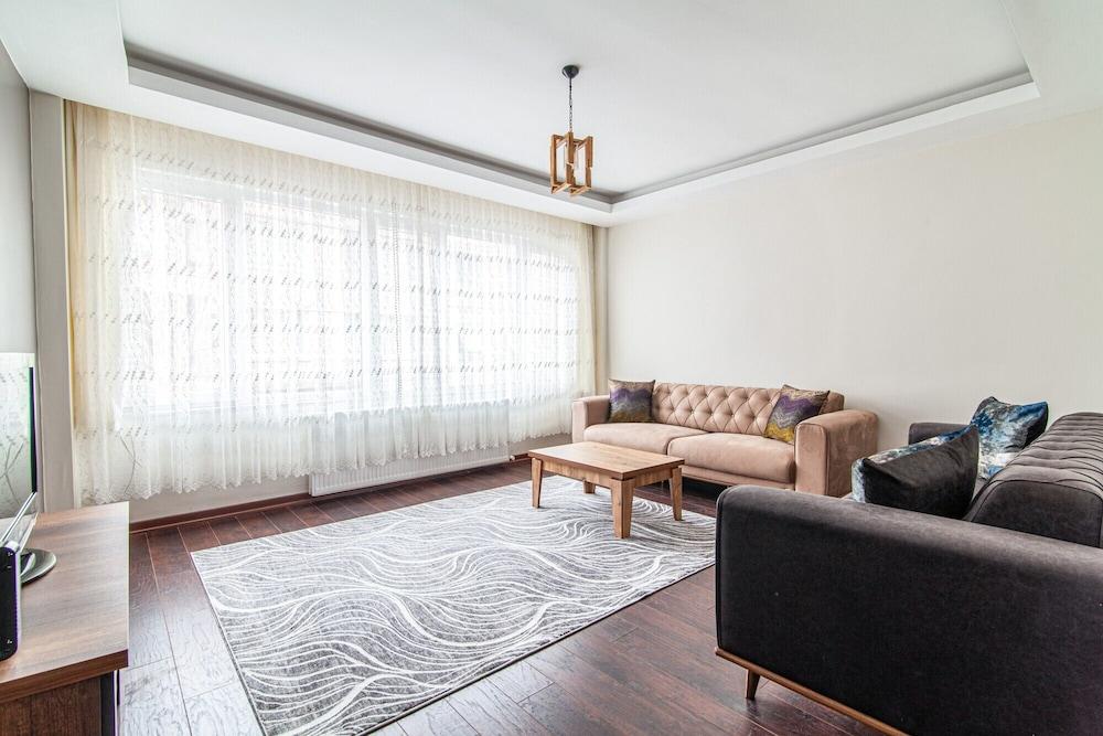 Comfy Flat With Balcony in Uskudar