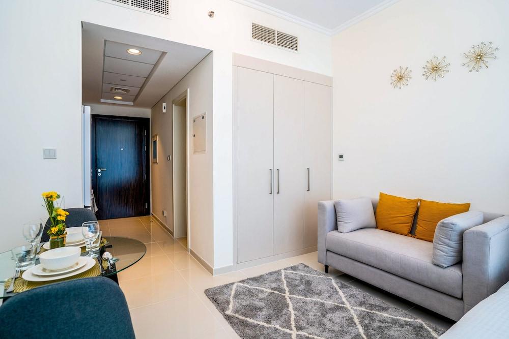 Tanin - Stunning Dubai Skyline View From this Sleek Studio