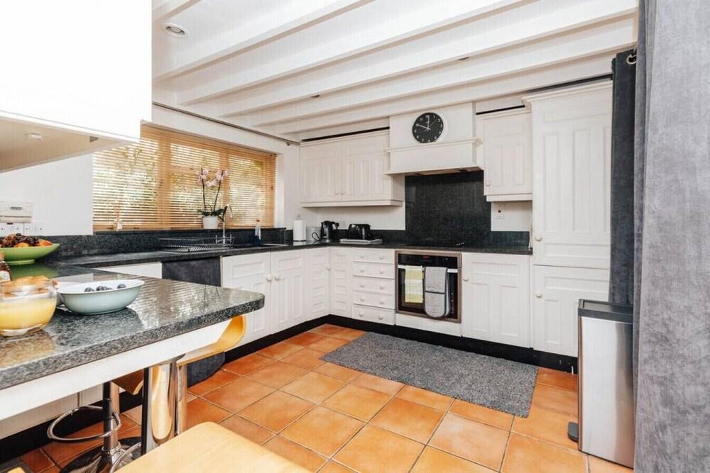 Regatta Cottage - Centrally Located Free Parking